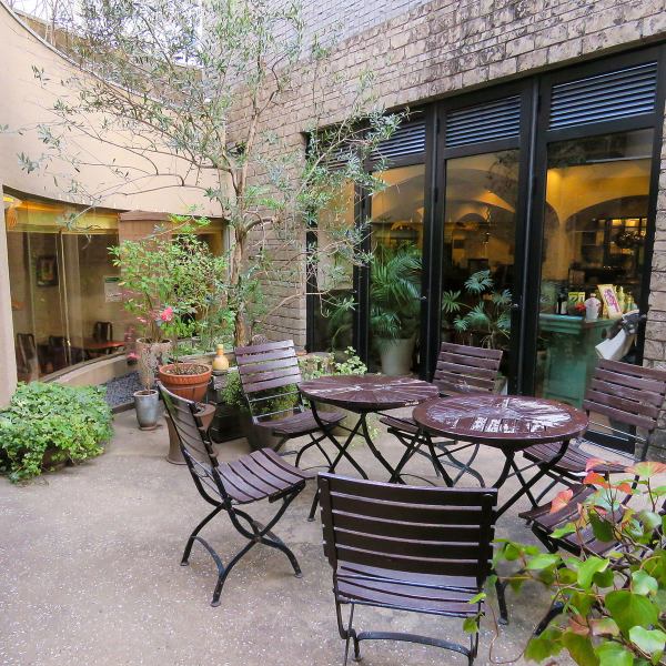 How about having lunch in the store full of openness ♪ The calm atmosphere is popular ★ It is a space where you can see the courtyard! 40 people ~ Banquet OK! You can also have a standing party ♪