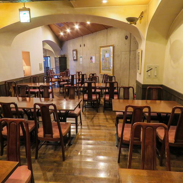 The spacious interior can be used by friends or on a date! The stylish interior on the open floor ♪ It is also popular for company banquets, welcome and farewell parties, and small meals ♪ We are particular about a wide variety of alcoholic beverages and various drinks. Please enjoy the menu!