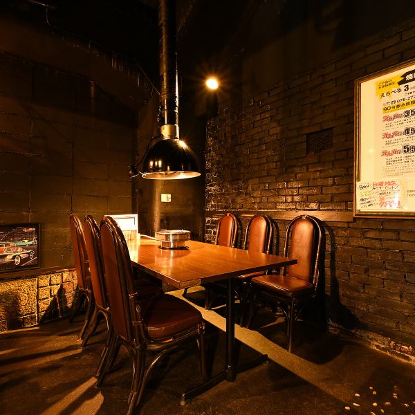 モダンでおしゃれな空間が広がる店内は、居心地の良さを追求したデザイン。落ち着いた雰囲気の中で、特別なひとときを演出します。友人や家族とゆったりとした時間をお過ごしください。