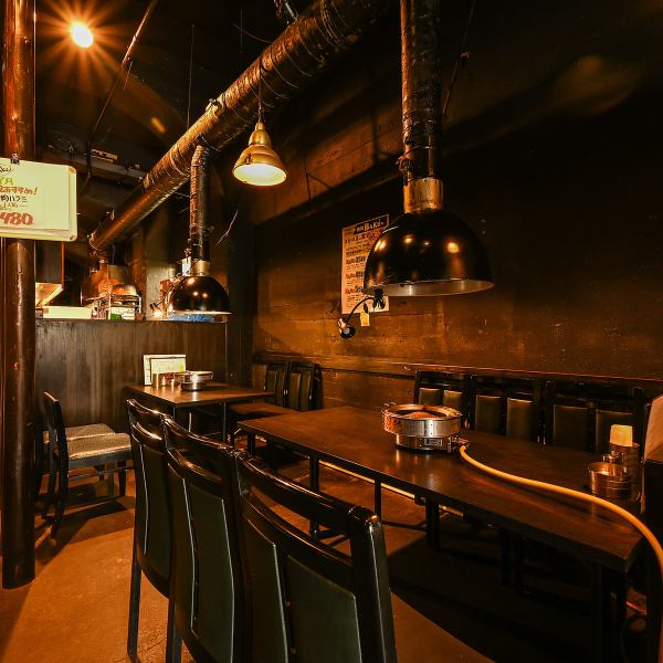 活気あるオープンキッチンが印象的な店内は、焼肉を楽しむワクワク感を高めます。活気に満ちた雰囲気の中、リラックスしながら、心ゆくまで焼肉をお楽しみください。