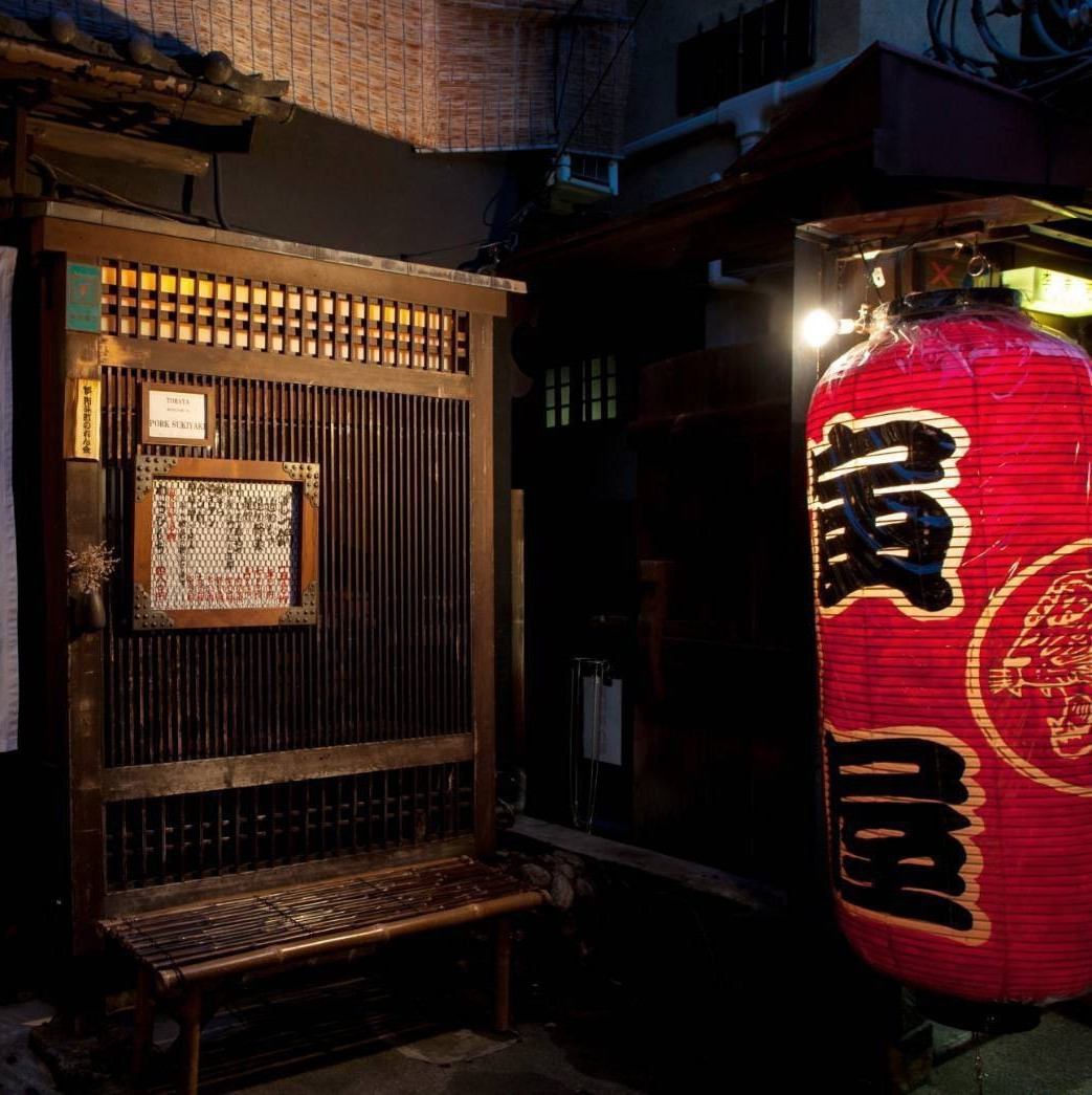 看起來像是京都蓬頭町的一個隱匿處的火鍋店。快來享受10個小時以上準備的湯★