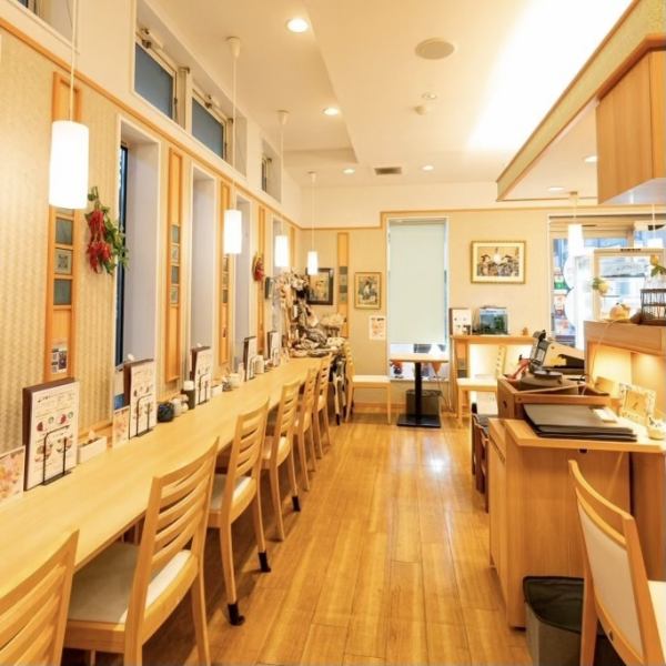 ◆◇～お席のご案内～◆◇日差しが入り、明るく落ち着く雰囲気の店内には〈カウンター席〉〈2名様テーブル〉〈3名様テーブル〉〈4名様テーブル〉〈最大6名様までご利用可能なテラス席〉をご用意しております。女子会・デート・記念日・お子様と・普段使いになど幅広いシーンで気軽にご利用いただけます。
