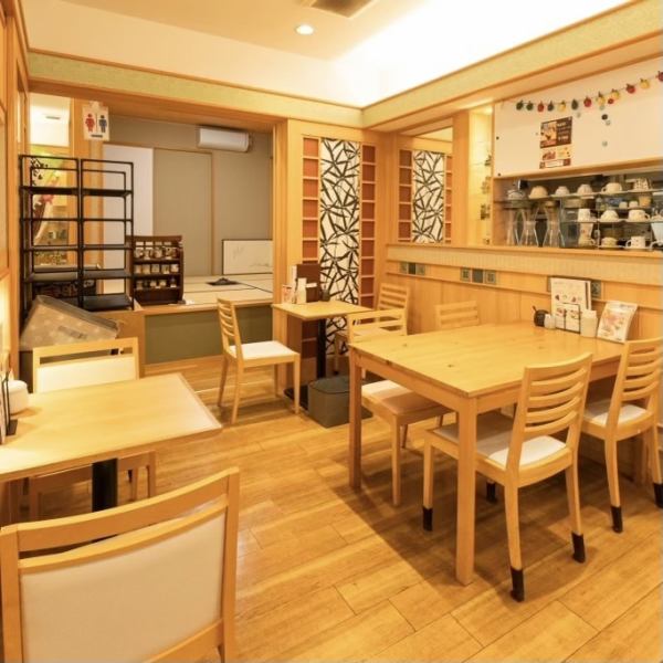 ◆◇～お店のご紹介～◆◇戸田公園駅西口より徒歩1分もかからずの場所に当店はございます。カウンター席で読書やお仕事をしたり、デートをしたり、女子会をしたりなど色々な用途でご利用下さい。また、店外にはサイクルラックもご用意しておりますのでサイクリングの途中に立ち寄る方も。