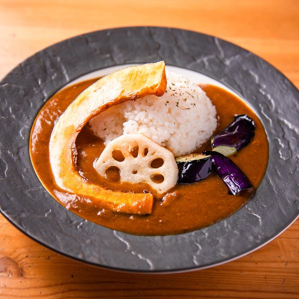 【まるで家で食べているかのような、ホッとする味】旬の野菜を使った季節の恵みカレー　1000円(税込)～