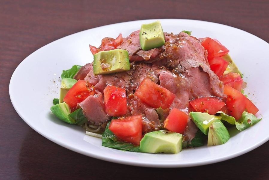 [Seasonal menu] Homemade roast beef, tomato and avocado spicy cold pasta