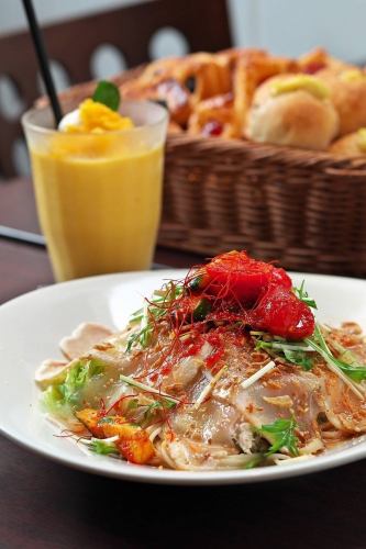 めちゃ旨キムチと鶏のたたきの胡麻ダレ冷製パスタ