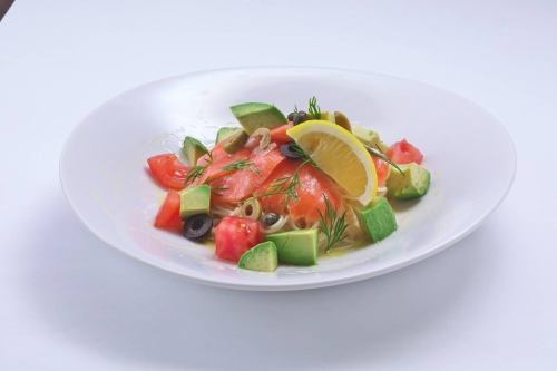 サーモンとトマトとアボカドの爽やかレモンカッペリーニ