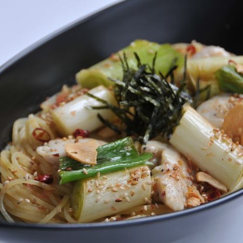 魚片、大蔥和 shimeji 醬油胡椒粉