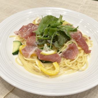 生ハムとズッキーニとベビーリーフのレモンクリーム