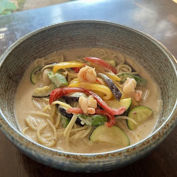 期間限定 夏野菜と海老のタイ風グリーンカレーパスタ