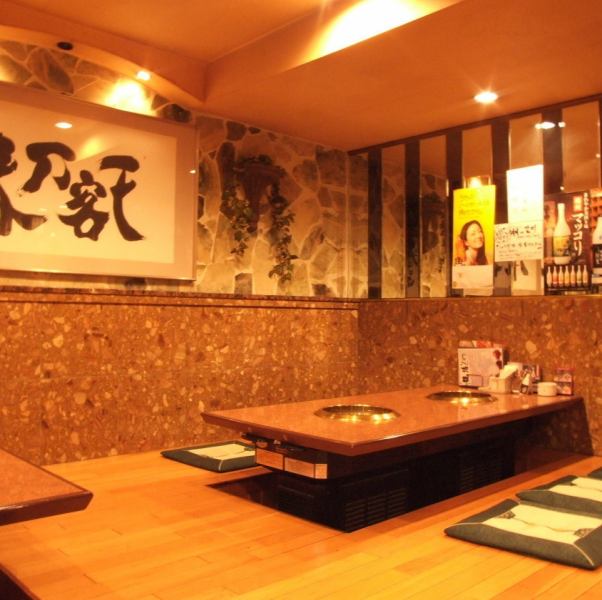 綺麗な店内は全40席。会社宴会にもご利用頂けます。深夜まで営業しているので、残業帰りなど多い時間の飲み会も◎