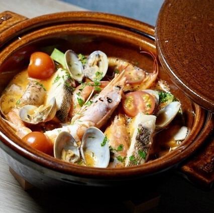 A luxurious moment to enjoy seafood in a clay pot ♪