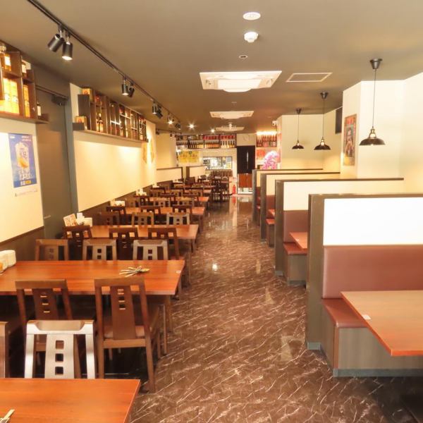 お店に一歩足を踏み入れると、食欲をそそる本格中華の香りがふわりと広がります!活気あふれるにぎやかな店内は、仕事帰りのサク飲みや友人との飲み会など、ワイワイ楽しみたい夜にぴったりの空間です◎美味しい料理と豊富なお酒を囲めば、自然と笑顔が溢れるはず♪皆様での素敵なご宴会を全力でお手伝いいたします!