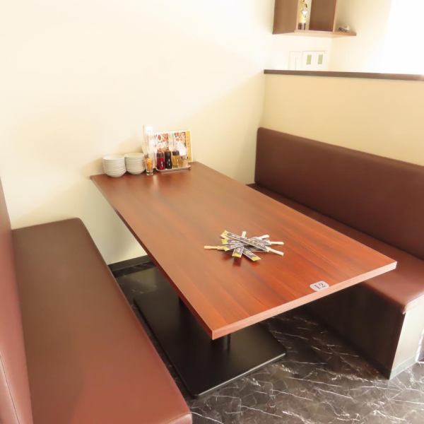 店内には、ゆったりと寛げるボックスタイプのソファー席を7席ご用意しております!背もたれが高く周囲の視線が気になりにくいので、プライベート感も抜群◎女子会や合コン、親しい友人との飲み会など、少人数での集まりに大人気のお席です♪ふかふかのソファーでリラックスしながら、絶品中華を存分にご堪能ください!