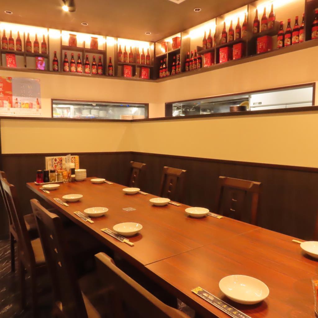二人だけのゆったり個室で本格中華と美酒を味わう特別デート