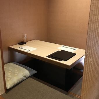 시간을 잊고 느긋하게 편히 쉴 수 있는 개인실석을 준비.회사님의 접대의 장소에도 사용하실 수 있습니다.일본 요리 × 개인실 공간에서 행복의 한때를 보내주십시오.