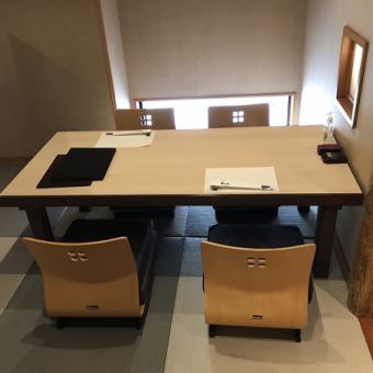 다리를 넓게 늘릴 수 있는 좌석은 각종 연회·동창회 등에 ◎ 천천히 요리와 대화를 즐길 수 있는 공간으로 되어 있습니다.