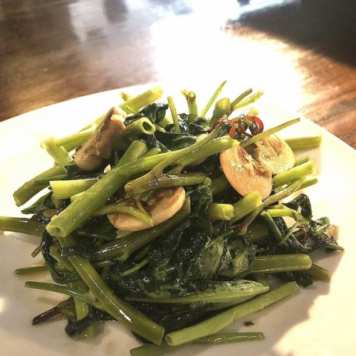 Stir-fried water spinach and mushrooms in sesame oil