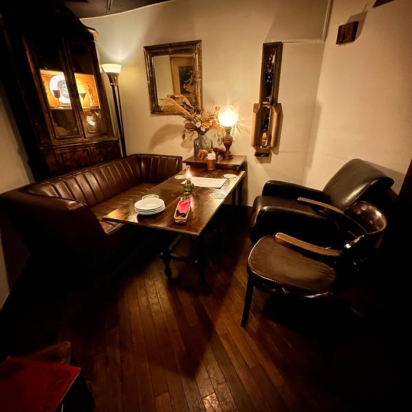 [Limited to 1 room/Completely private room for 2 people ~] Behind the hidden door is a completely private room! A comfortable leather sofa and gently lit candles and lamps create a private space.Great for special dates just for the two of you, girls' nights out, birthdays, and other celebrations.