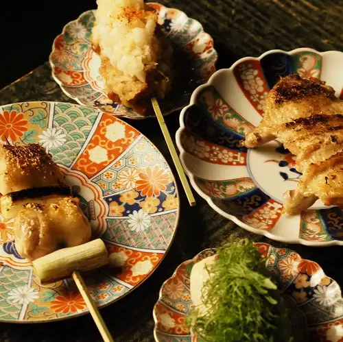 丹念に炭火で焼き上げる銘柄鶏と彩り豊かな創作串をぜひ