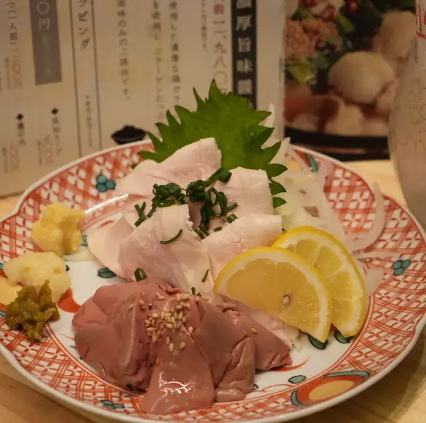 【鮮度際立つ贅沢な一皿】鶏レバ&胸たたき風二点盛り◆濃厚な甘みと清涼感