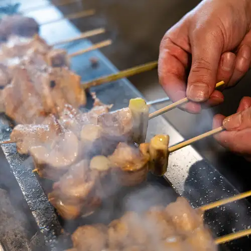 炭火香る本格焼き鳥を嗜む