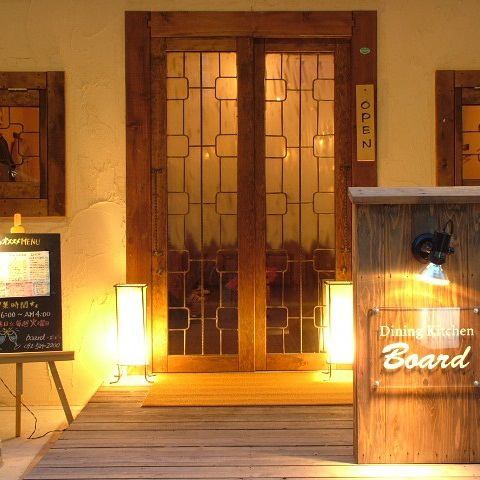 The entrance of "board".A shop based on trees that brings out a fashionable atmosphere.