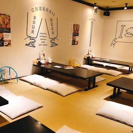 We have tatami rooms available for large groups! Please feel free to contact us.