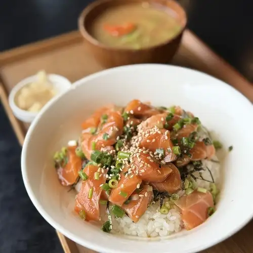 格外新鮮肥美！一份豪華的“鮭魚飯套餐”，上面鋪滿了豐富的配料。