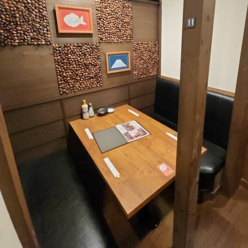 <p>【少人数でのお食事会も個室でご案内】2名様から最大40名様までご利用いただける完全個室。プライベートな個室空間でごゆっくり飲み会・宴会をお楽しみください。全席個室なので、接待等にもご利用頂けます。ご家族やご友人、会社の仲間と一緒に乾杯するのに最適☆ノンアルコールも豊富です♪</p>