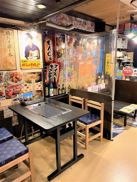 部屋に貼られた様々なチラシやポスター、縁日でお馴染のヒーローたちのお面。BGMはあの当時の曲が流れ雰囲気満点♪