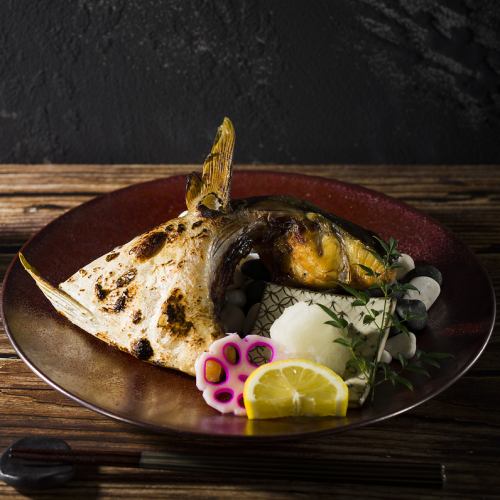 Grilled yellowtail fish with salt