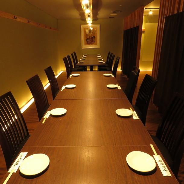 느긋하게 차분한 분위기의 테이블 개인실도 설비.최대 60명 수용 가능.