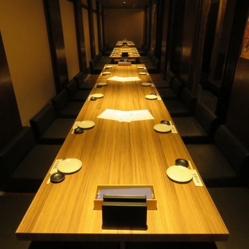 A charming private room with a sunken kotatsu table.The calm interior is perfect for banquets and entertaining guests.