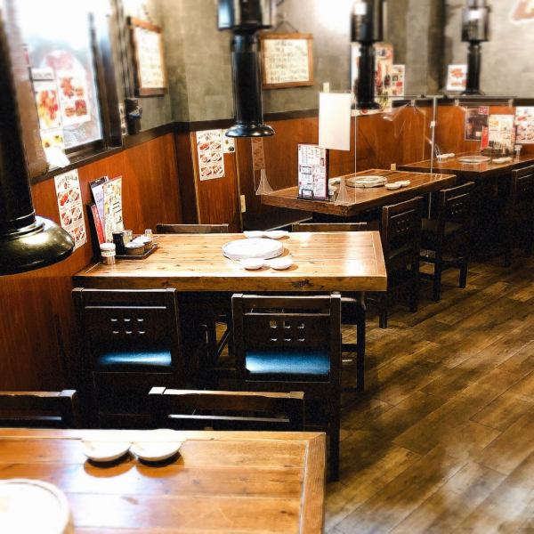 仕事仲間、友人、家族からカップルまで、多くの人と時間を共有できる店内。焼肉というと夜のイメージが強いかと思いますが、当店はランチメニューもご用意しております。お近くをお通りの際は、ぜひご利用ください。仕事帰りの会社員の方から、ママ友同士のランチまで。さまざまなシーンでご活用いただけます。
