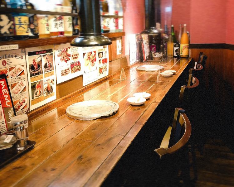 近年、一人で鍋や鉄板をお愉しみになる方々が増えております。お一人でお越しのお客様に気兼ねなく寛いでいただけるよう、カウンター席のそばにはテレビを設置。時間を忘れてお食事を、お酒を、ご満喫いただけます。また、カウンター席はカップルのお客様にも最適です。少人数でご来店の際は、ぜひカウンター席へ。
