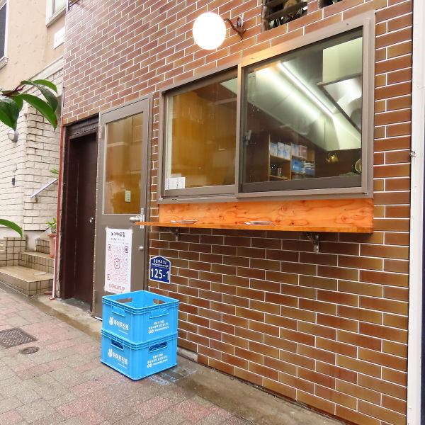 Our store is located about a 2-minute walk from the south exit of Sakuragicho Station on the Yokohama Municipal Subway Blue Line.It is conveniently accessible and can be used by a wide range of people, from one person to a large group.We also offer private rentals for special occasions, so please feel free to contact us.Please spend an unforgettable time with delicious food.