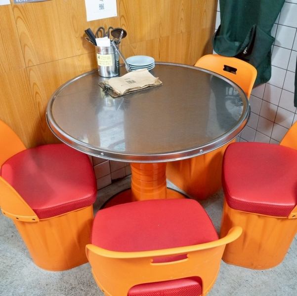 当店では、店外含めてカウンター席10席と4名用のテーブル席2卓、3名用テーブル席1卓、2名テーブル席1卓がご用意されています。少人数でのご利用はもちろん、お一人様でも大歓迎です。お客様のニーズに合わせて柔軟に対応いたします。また、1軒目や2軒目などシーンを問わずお使いいただけます!