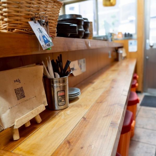 当店の内装は、アットホームな雰囲気が魅力です。カウンター席ではお客様同士が自然と交流し、楽しい会話が弾みます。時間を気にせずに過ごせることで、ゆったりとした時間が流れます。おいしい料理と共に、くつろいだひとときをお楽しみください。