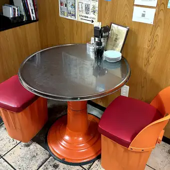 当店では2名テーブル席を1席ご用意しております。