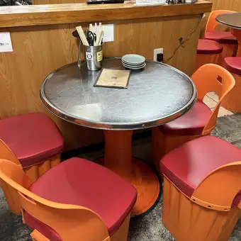 当店では4名テーブル席を2席ご用意しております。