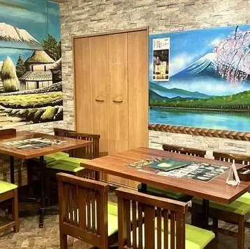 彩り豊かな絵画と本場の味