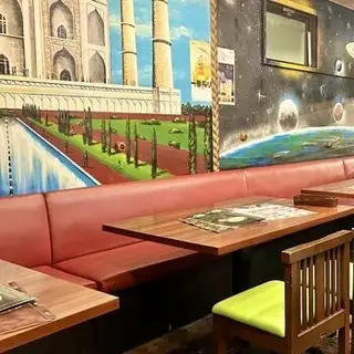 Featuring colorful landscape paintings on the walls and eye-catching table seating with warm red seats, this restaurant offers a spacious and relaxing atmosphere where you can fully enjoy authentic flavors.