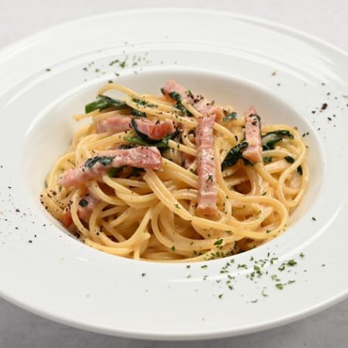 ほうれん草とベーコンのクリームパスタ
