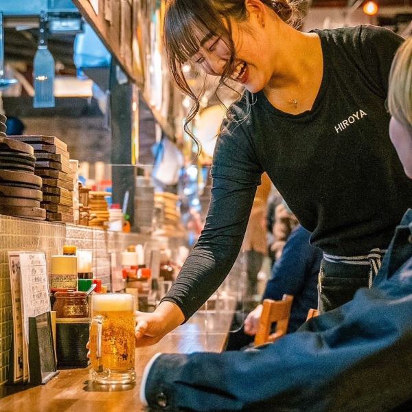 【カウンター席は10席】ちょっと時間が空いた時にでもサクッと飲める特等席！肩肘張ることなくゆったりと寛げるので気心知れた友人との食事や飲み会、カップル・ご夫婦でのデート利用にもおすすめです◎