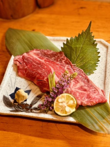 Enjoy meat sushi such as black wagyu beef pressed sushi.
