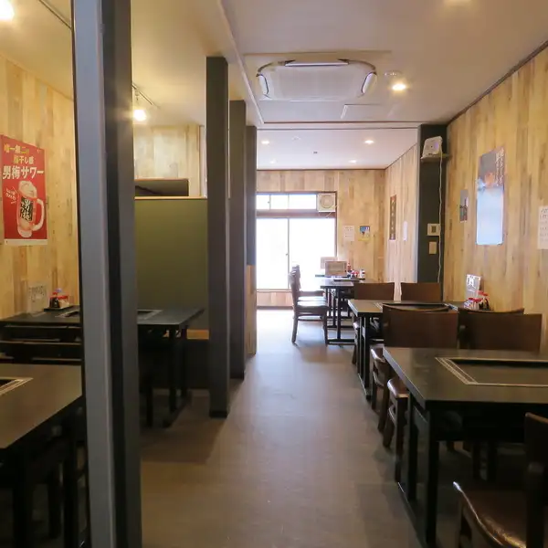 【少人数からグループまで対応】店内には4名様用のテーブル席をメインにご用意しており、一部5名様でご利用いただけるお席もございます。お客様の目の前で焼き上げる鉄板料理は、五感で楽しめるエンターテイメント!美味しい香りと音に包まれながら、気の置けないお仲間との会話も自然と弾みます。