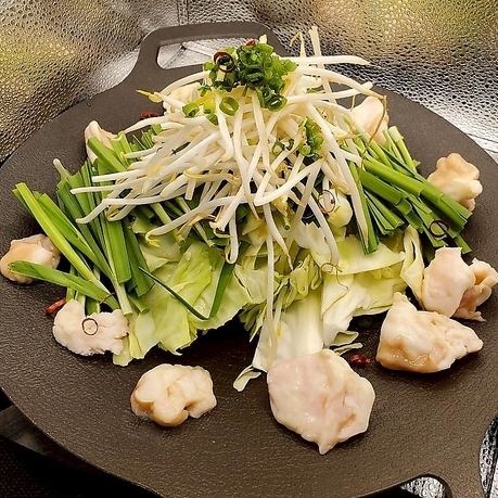 名物の「黒毛和牛もつ鍋」から「もつ焼き」まで九州料理を堪能♪