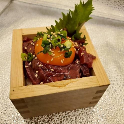 馬刺しユッケ