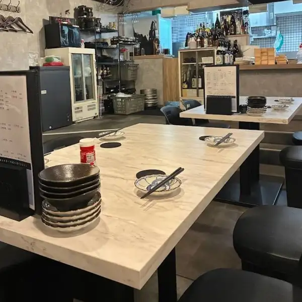 【明るくアットホームな店内】少人数からご案内OK！柔らかな光がぬくもりをもたらす和やかな店内で、美味しい九州料理とゆったり過ごせる時間をお楽しみください。名物博多もつ鍋や馬刺し、厳選芋焼酎を囲めば会話も弾みます。デート・女子会・ご家族のお食事など、様々なシーンにご利用いただけます。